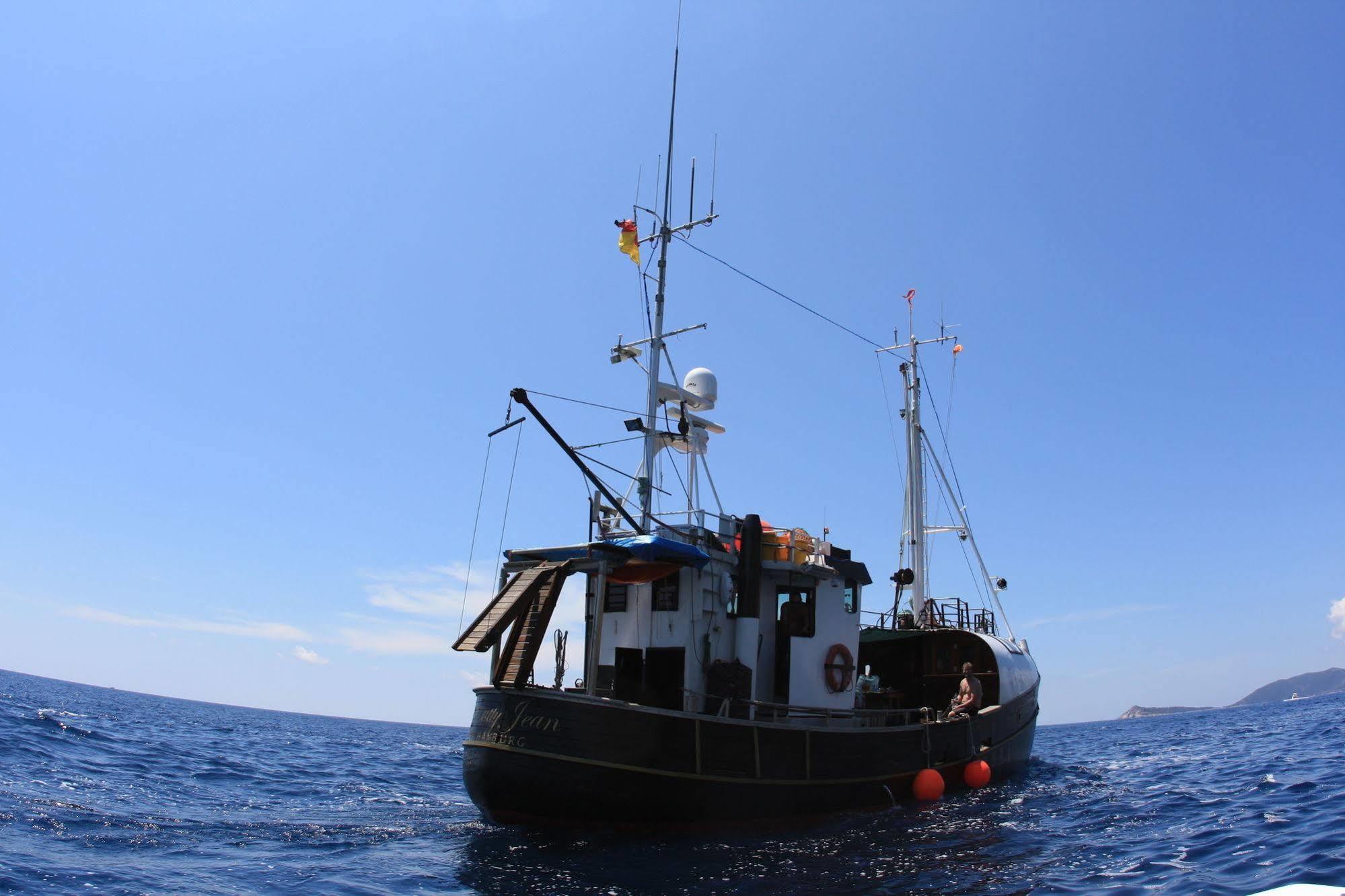 Boat Ms Cutty Jean Hotel Sliema Bagian luar foto